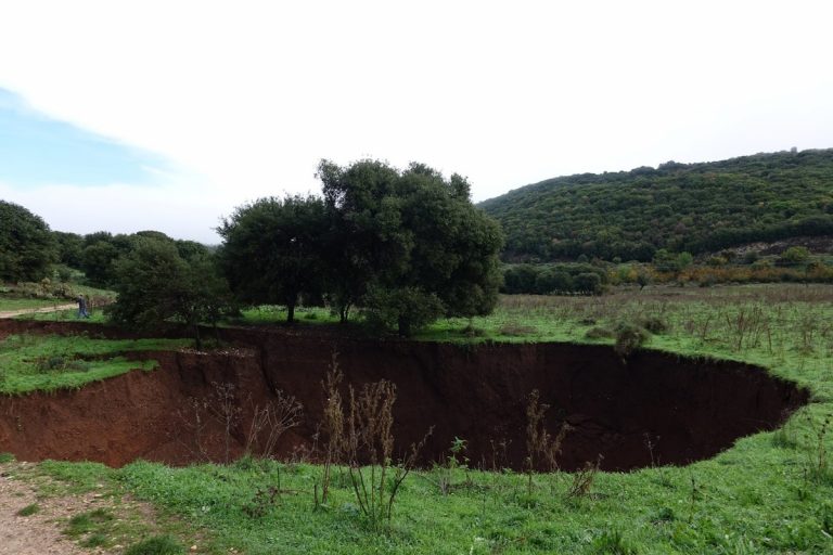 Σεισμός Ιωάννινα: Τεράστια η καθίζηση στο Καλπάκι – “Μαύρη τρύπα” 200 τ.μ! –  Σοκαριστικές εικόνες [pics, vid]