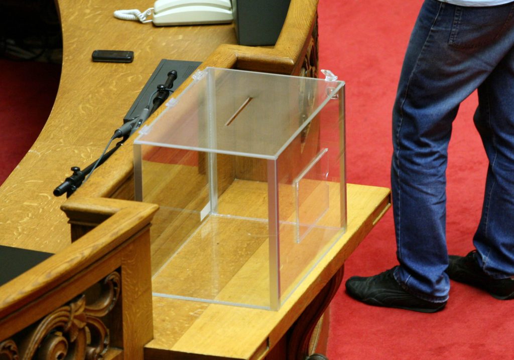 Κι άλλος ανεξάρτητος βουλευτής λέει “ναι” – Νταβρής: «Προσανατολίζομαι στο να ψηφίσω για Πρόεδρο της Δημοκρατίας»
