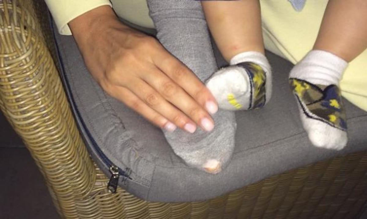 Ποια παρουσιάστρια έκανε επίσκεψη στο σπίτι άλλης παρουσιάστριας με… τρύπια κάλτσα;