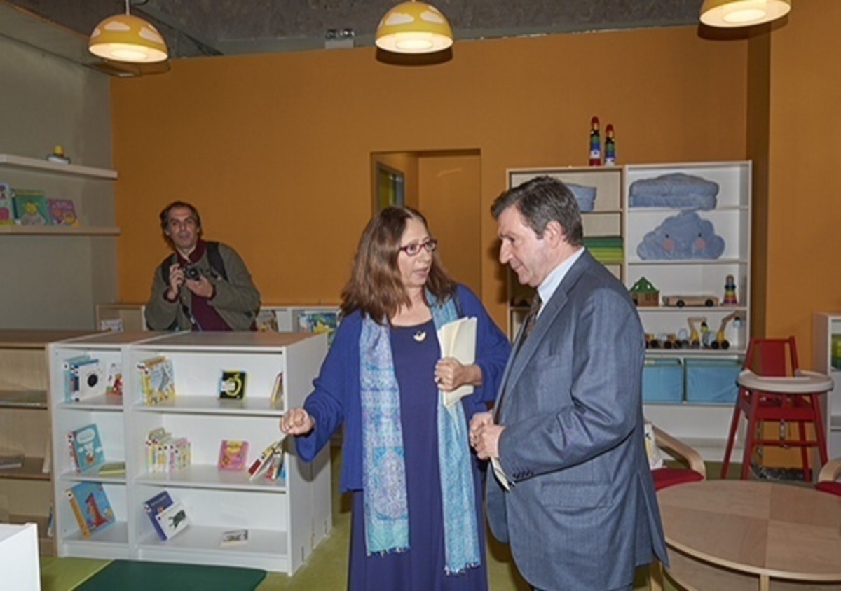 Η αντιδήμαρχος για το Παιδί Μαρία Ηλιοπούλου ξεναγεί τον Γ.Καμίνη στην πρότυπη βρεφική/νηπιακή βιβλιοθήκη