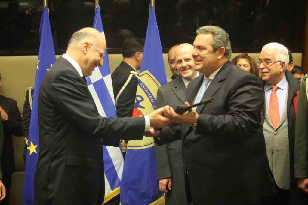 Τυπική η παράδοση του υπουργείου Εθνικής Άμυνας λόγω πένθους