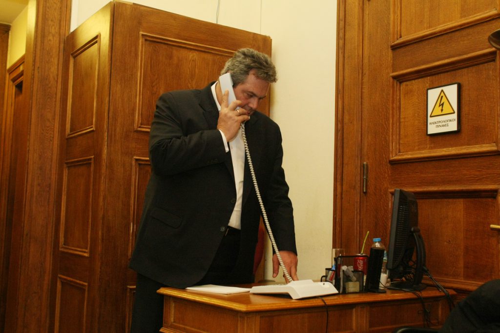 Ο Π. Καμμένος θα τιμήσει στρατιωτικό που βρήκε 3.000 ευρώ και τα παρέδωσε