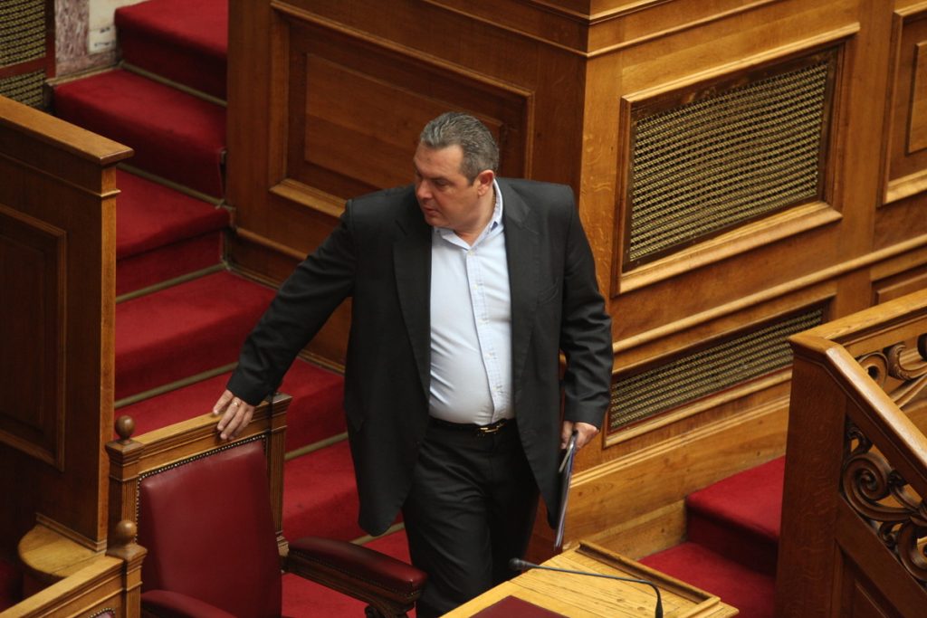 Βουλευτές του ΣΥΡΙΖΑ κράζουν Καμμένο για τις συμβάσεις στα hot spots