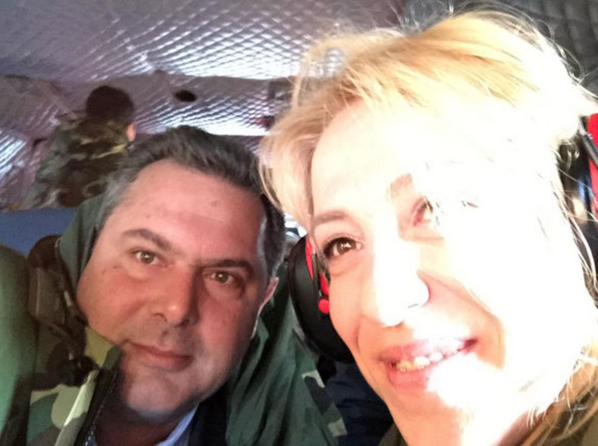 Η selfie του Καμμένου με τη Δούρου εν πτήσει