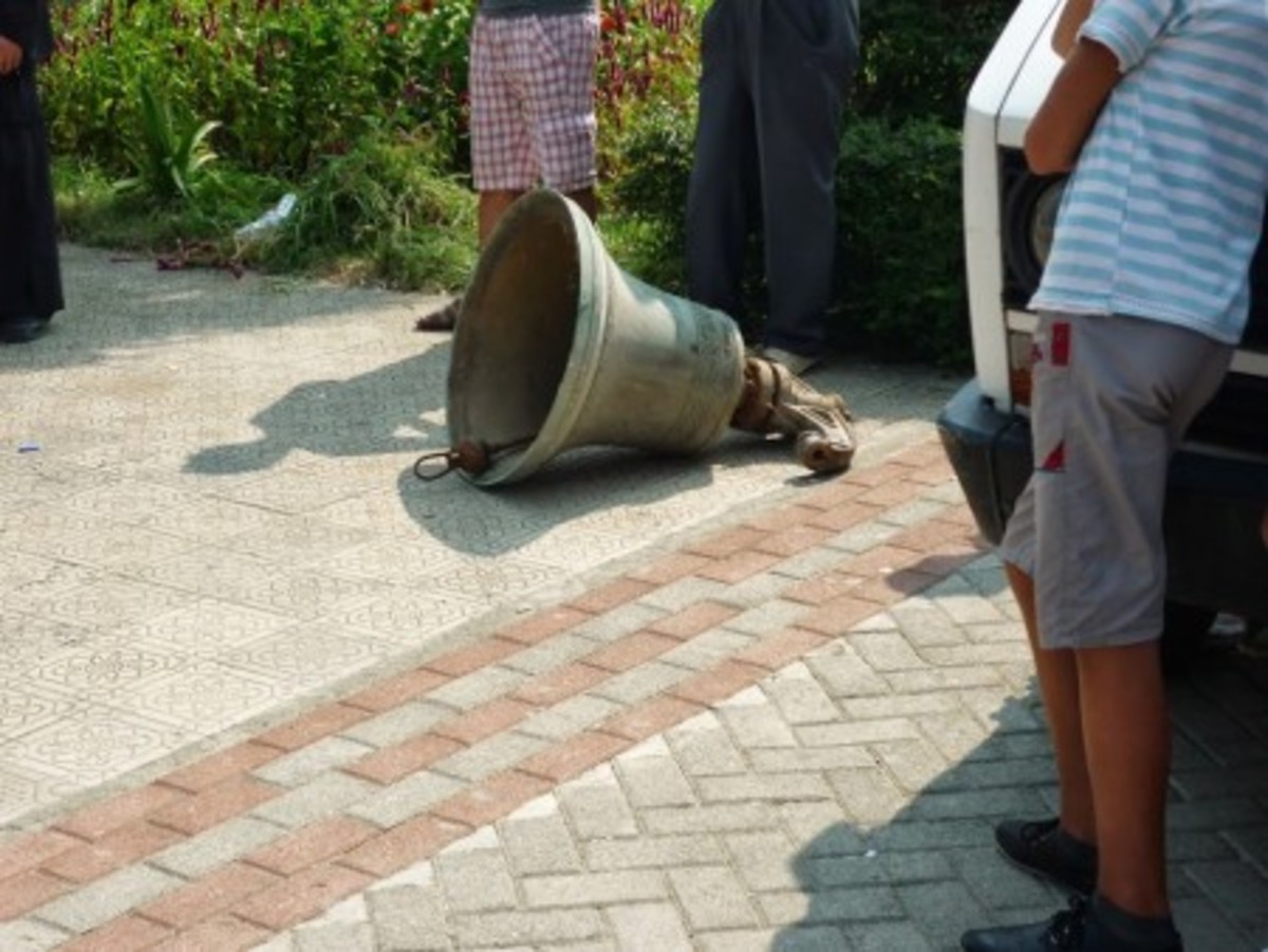 Μέχρι και τις καμπάνες ξήλωσαν....