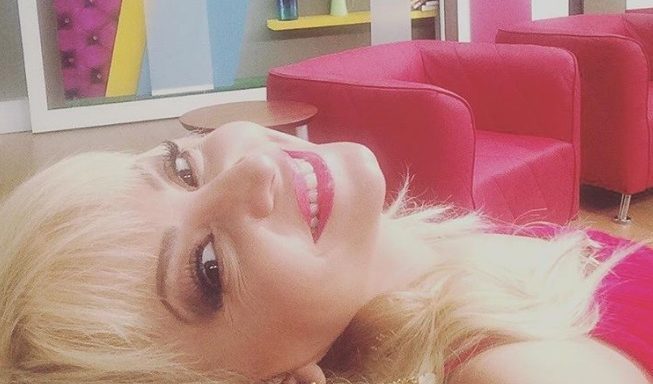 Η Τέτα Καμπουρέλη χαλαρώνει με κίτρινο μπικίνι στην παραλία!