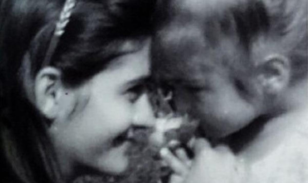 Γνωστή παρουσιάστρια ποζάρει σε παιδική ηλικία μαζί με την κούκλα μαμά της!