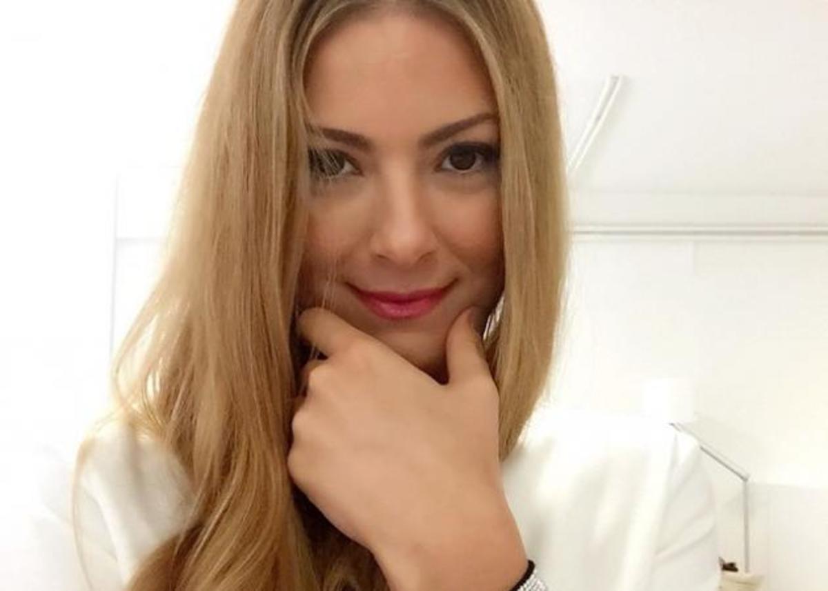 Δέσποινα Καμπούρη: Ποζάρει στον καναπέ του νέου της σπιτιού και μας δείχνει την φουσκωμένη κοιλιά της!