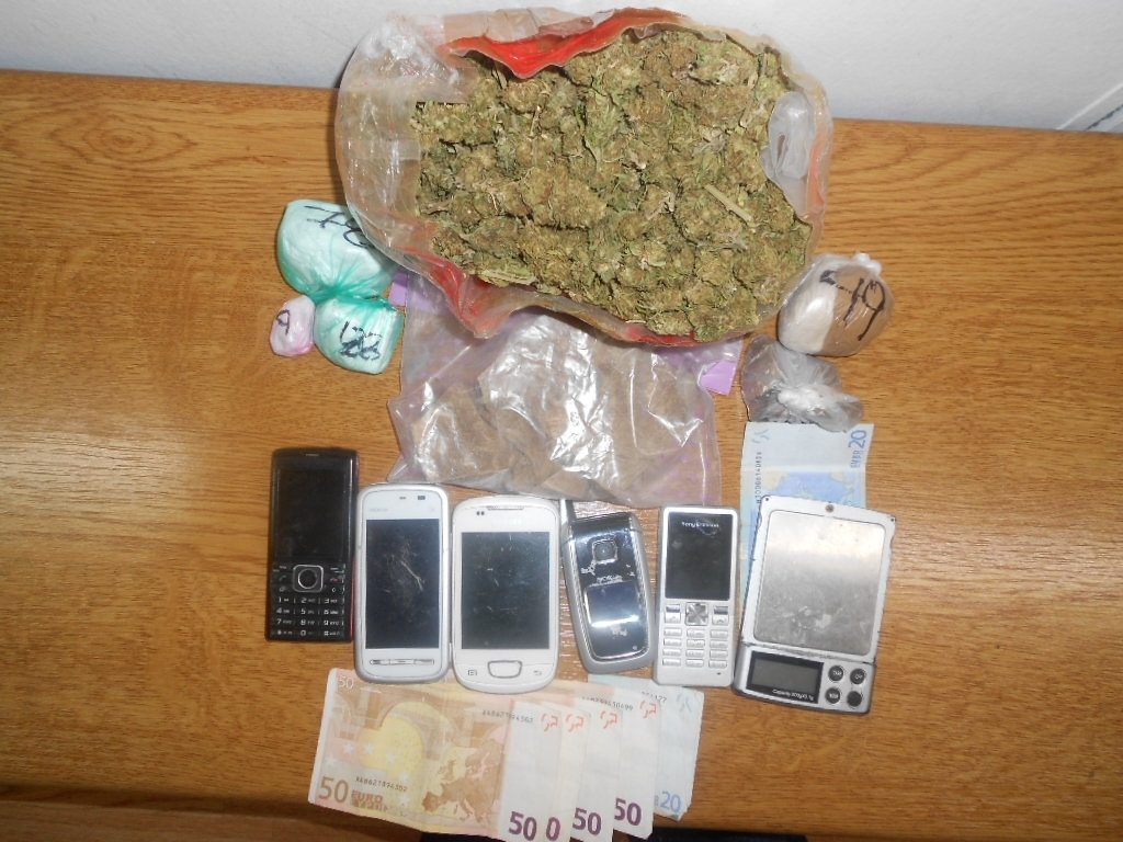 Χειροπέδες σε δύο άτομα στον Κολωνό που καλλιεργούσαν χασίσι στα σπίτια τους
