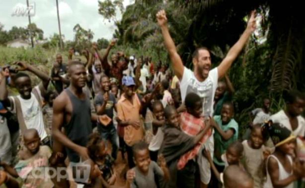 Η συγκλονιστική υποδοχή του Αντώνη Κανάκη από τα παιδιά της Σιέρα Λεόνε! Φώναζαν “Αντώνης”!