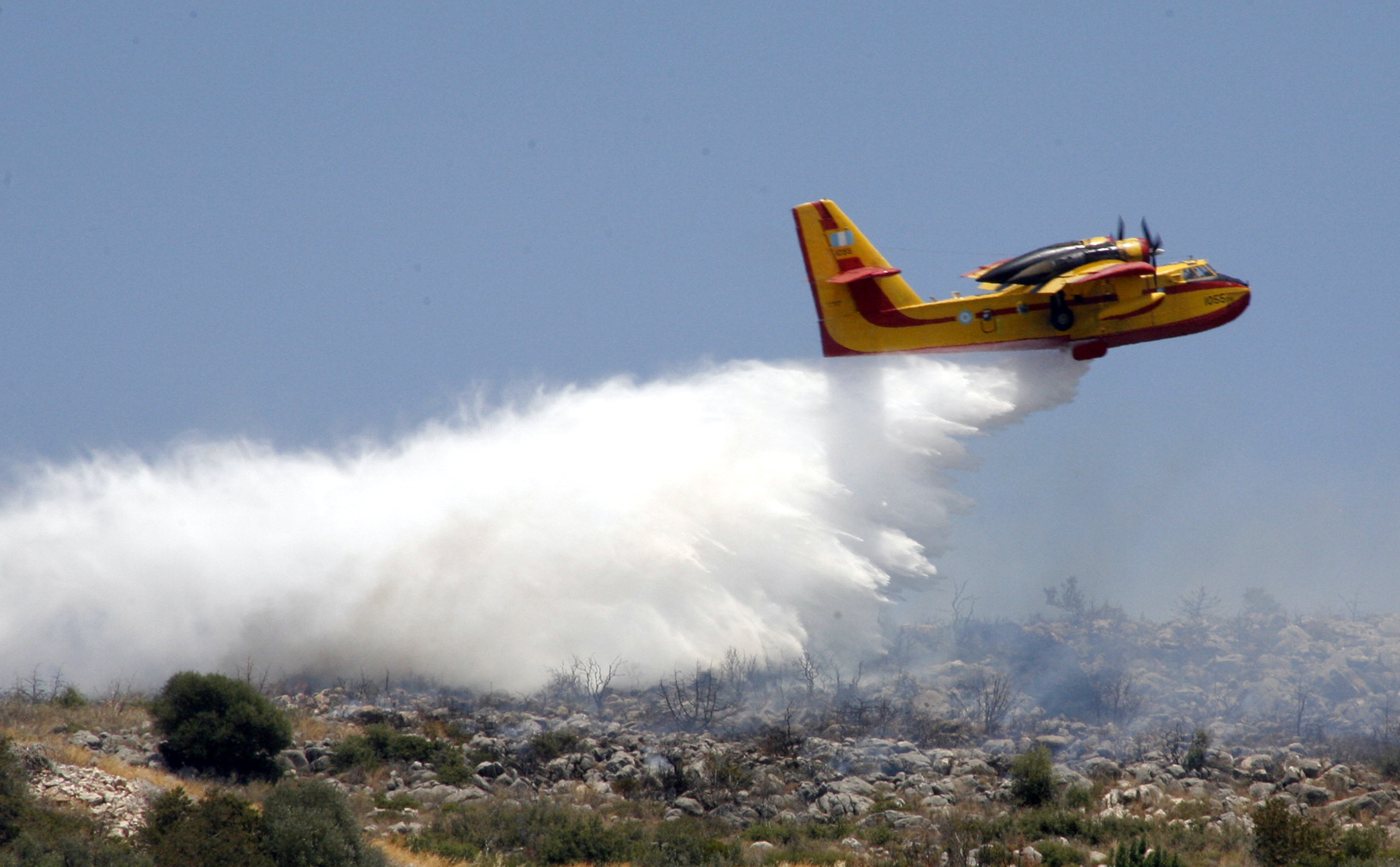 Τα Σκόπια δανείζουν την Ελλάδα πυροσβεστικά αεροσκάφη