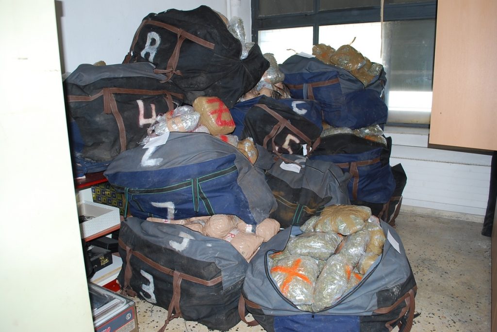 Βρέθηκαν “ορφανά” 35 δέματα με χασίς σε δάσος στη Θεσπρωτία