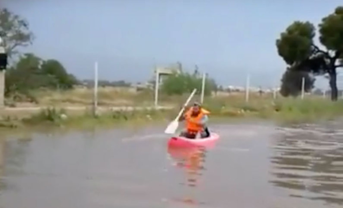 Viral! Κάνει κανό στους… δρόμους της Γλυφάδας [vid]