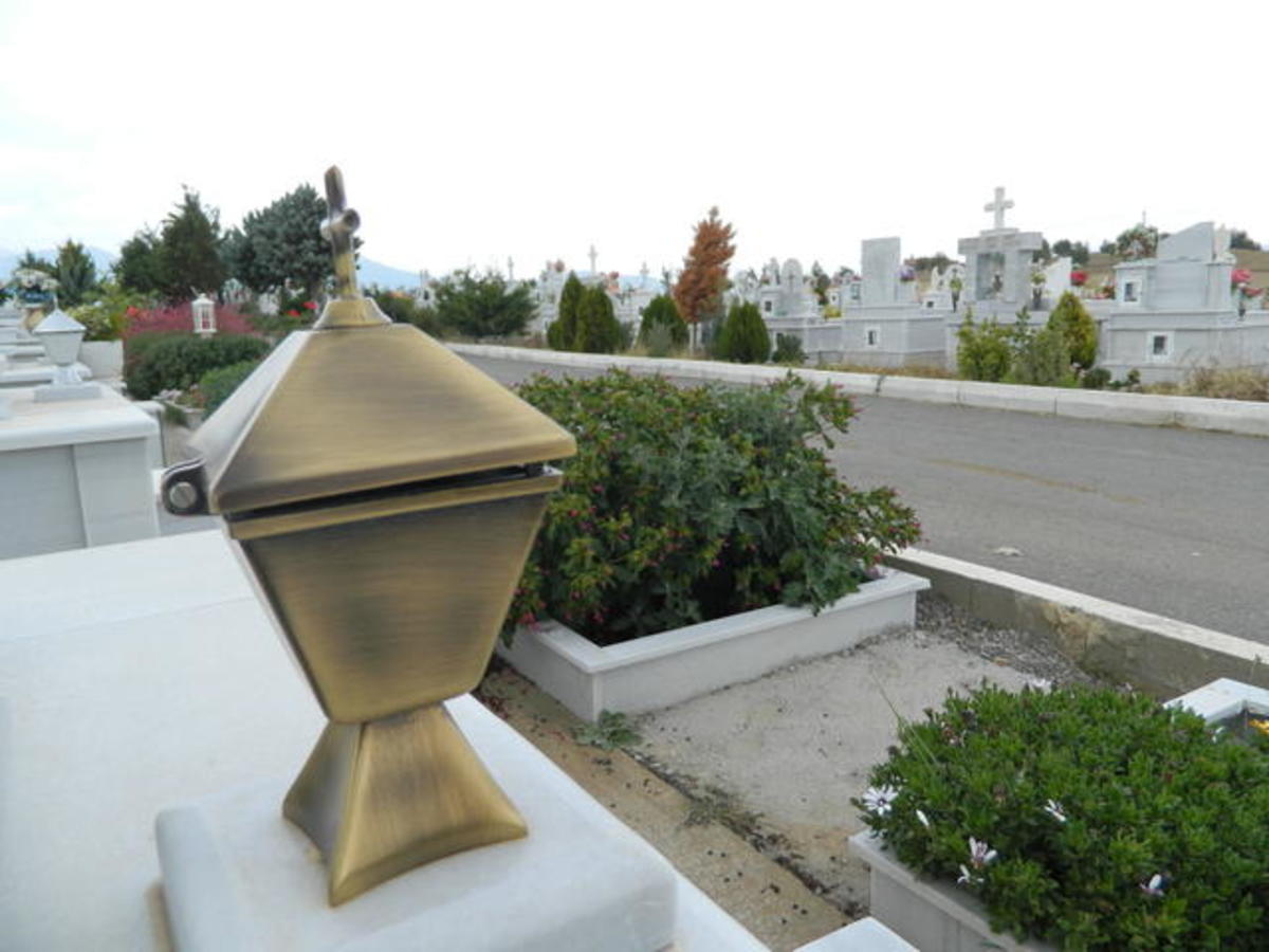 Λάρισα: Έκλεψαν τα καντήλια από τα μνήματα!