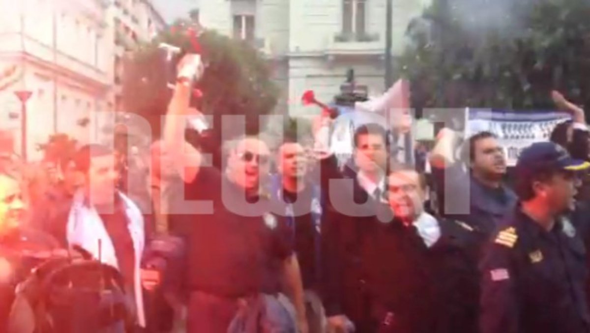 Με καπνογόνα στη Βουλή