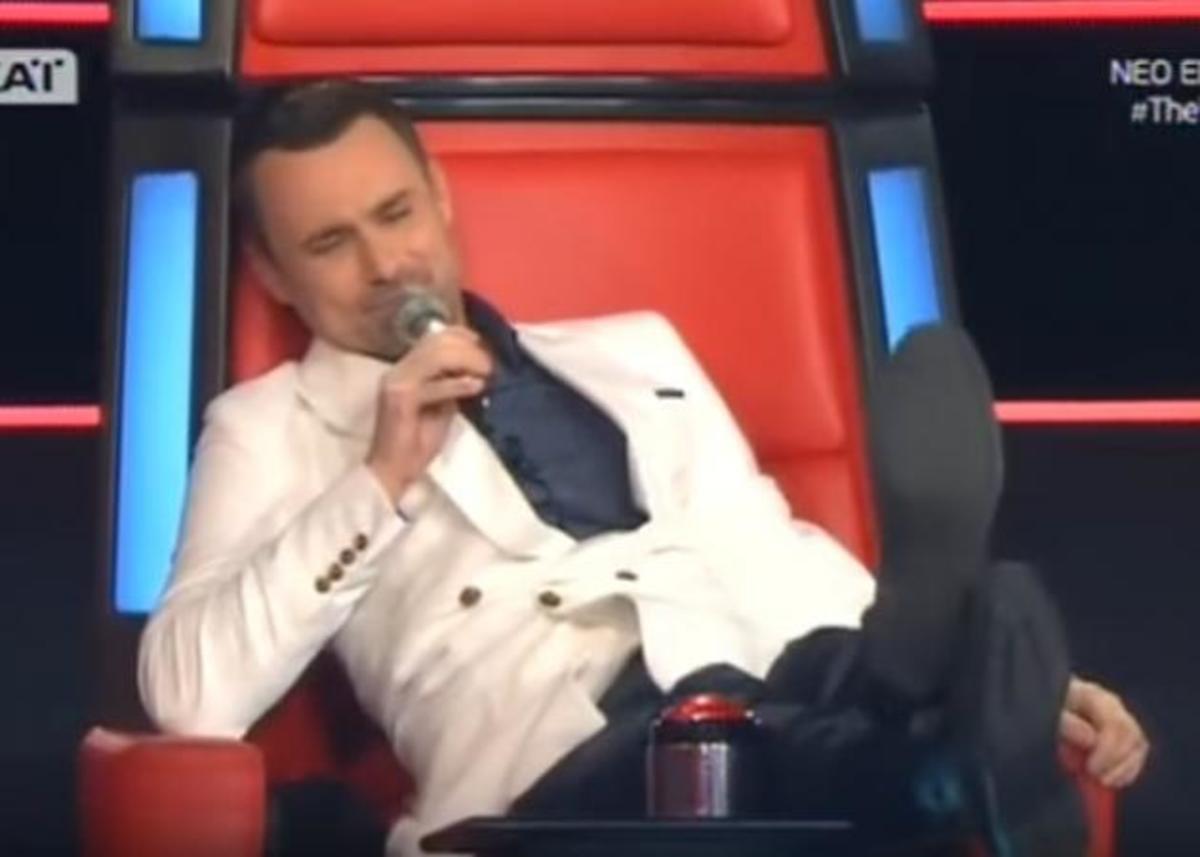 Χαμός στο Voice: Ο Γιώργος Καπουτζίδης κάθισε στη θέση του Μουζουράκη και άρχισε να τον μιμείται!