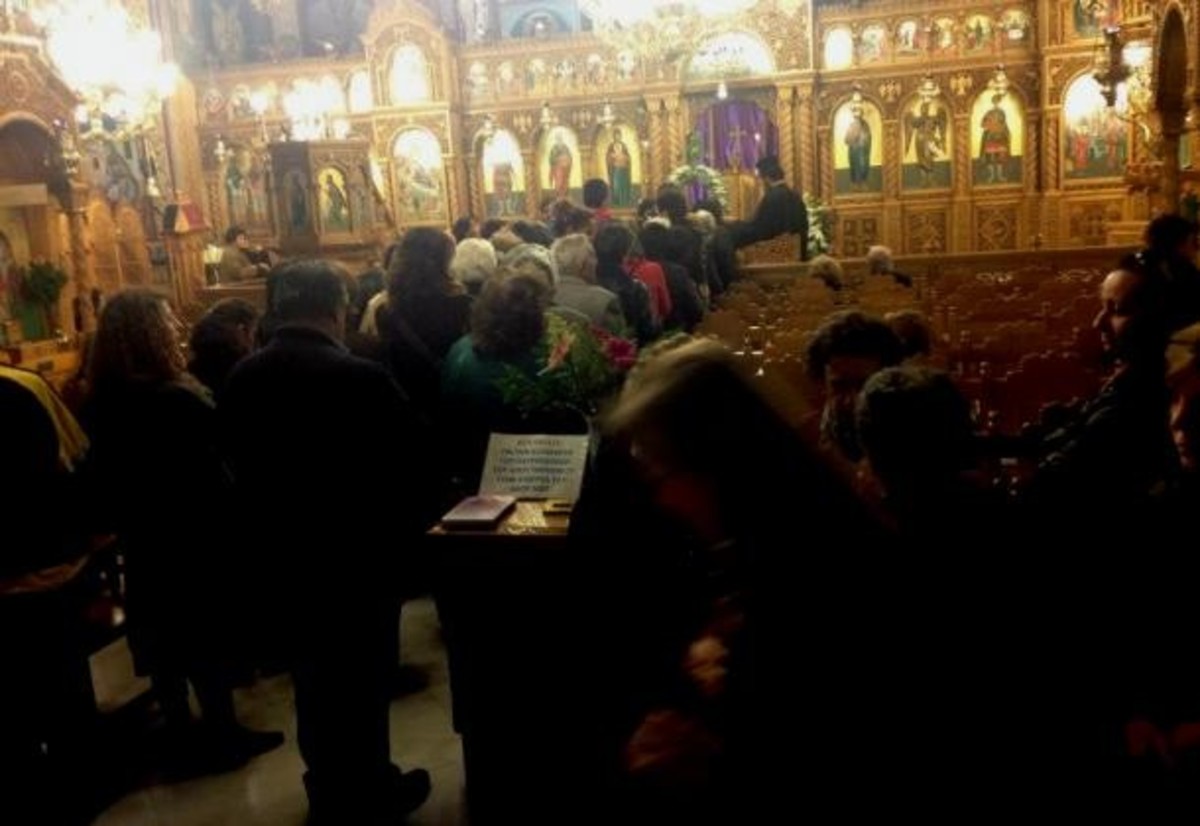 Περιμένουν υπομονετικά για να προσκυνήσουν τον προστάτη των καρκινοπαθών