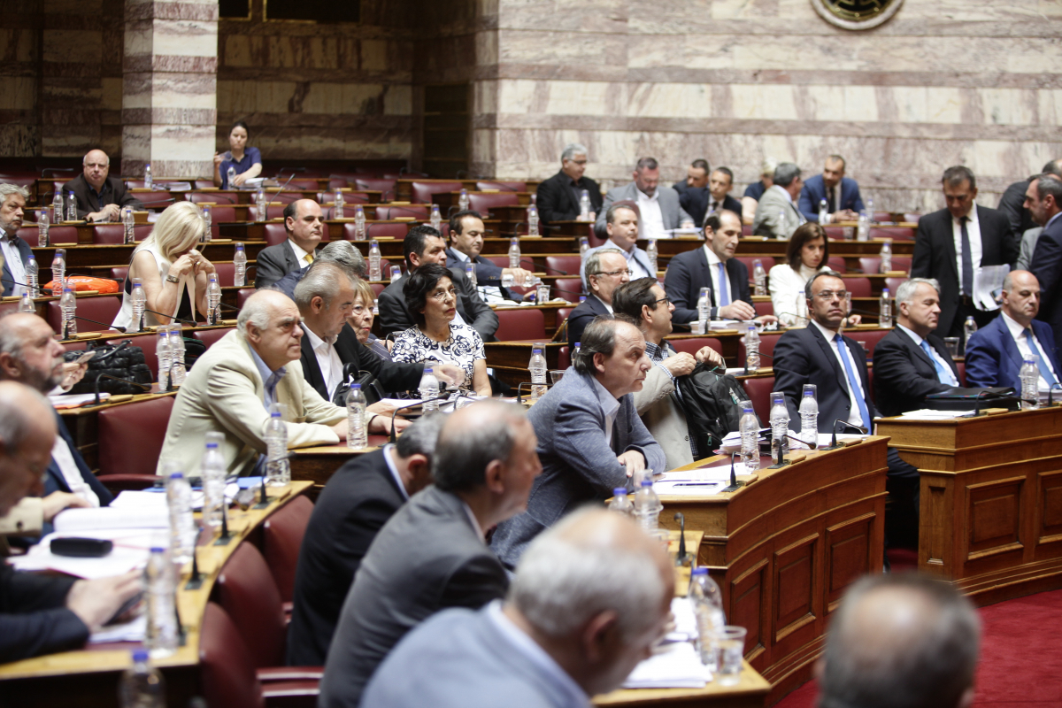 Βουλή Live: Εγκρίθηκαν επί της αρχής τα μέτρα από ΣΥΡΙΖΑ – ΑΝΕΛ – Σε εξέλιξη η συζήτηση των άρθρων