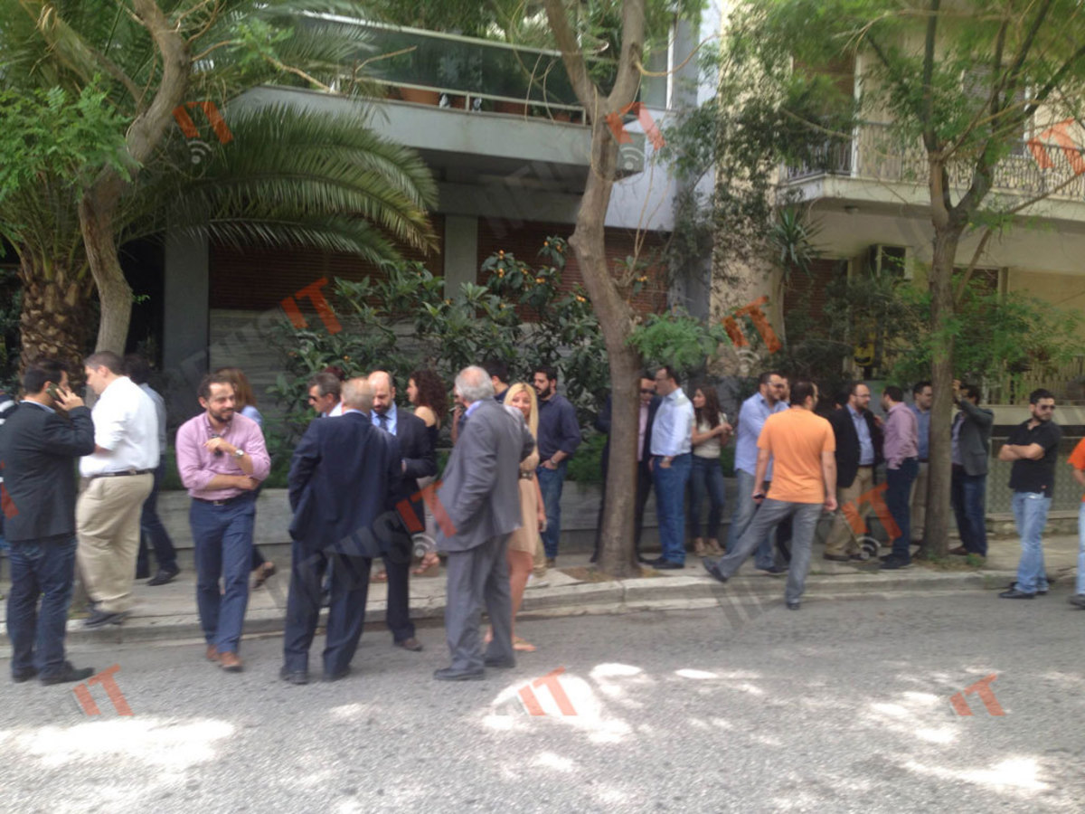 Ευχές στον Καραμανλή από Σαμαρά, Ντόρα και πλήθος κόσμου
