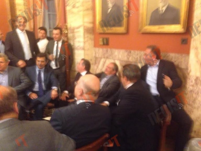 Ο Κώστας Καραμανλής με δεκάδες βουλευτές στο εντευκτήριο της Βουλής