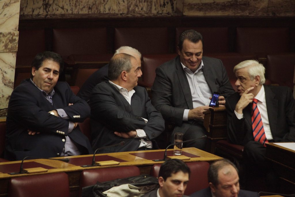 Το πηγαδάκι Καραμανλή στη Βουλή και το… τηλεφώνημα