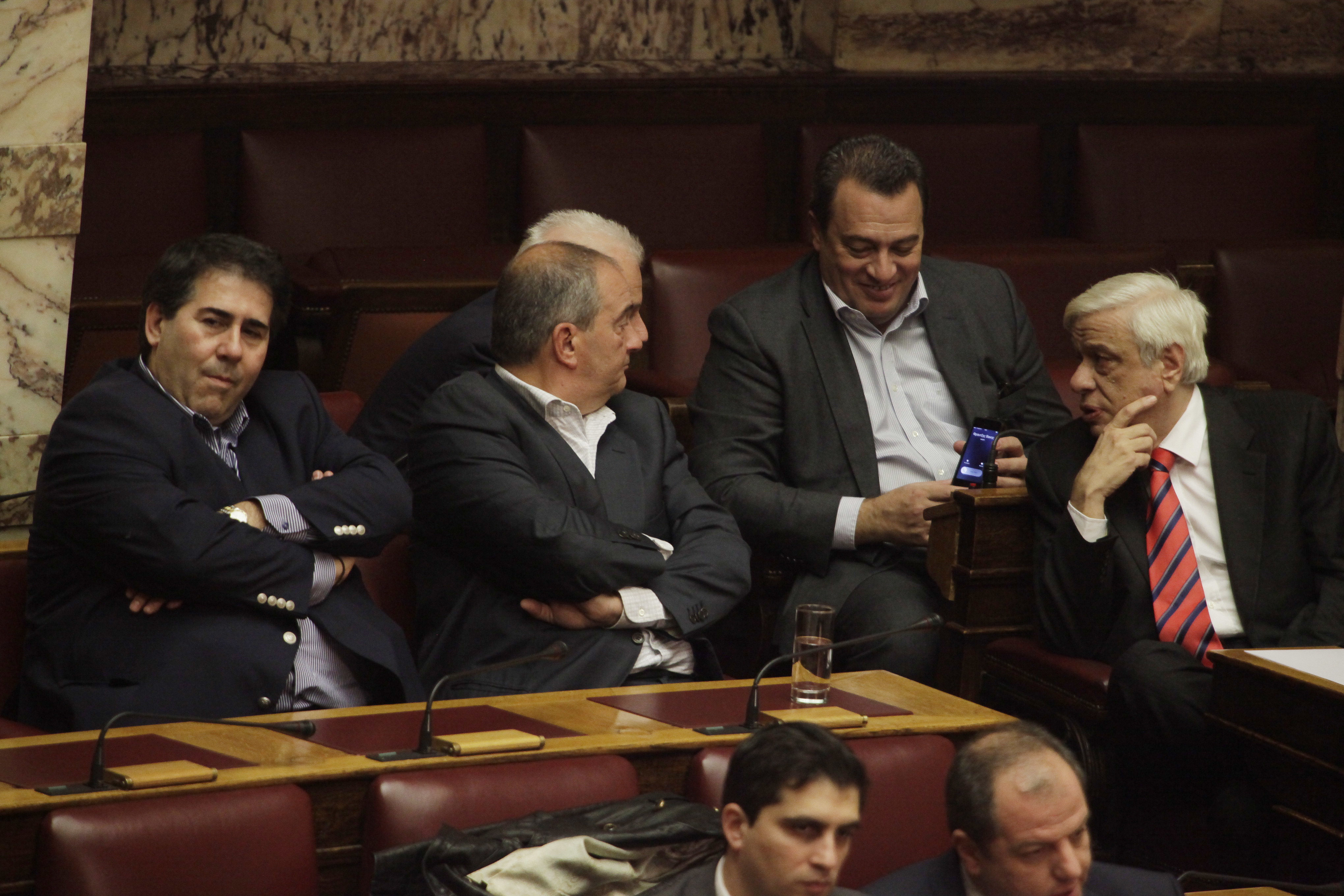 Το πηγαδάκι Καραμανλή στη Βουλή και το… τηλεφώνημα