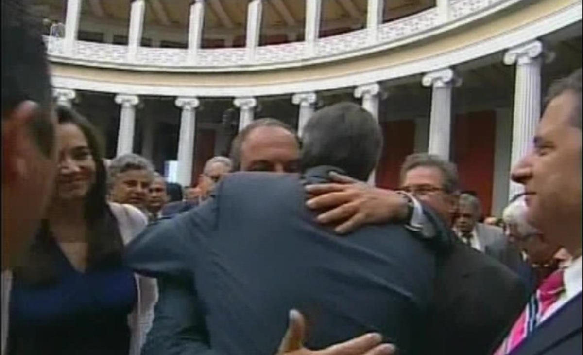 Θερμή αγκαλιά Καραμανλή – Σαμαρά