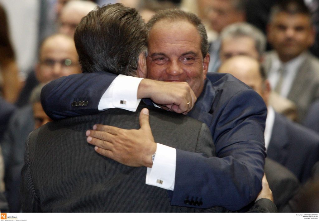Συγκινημένος ο Κ. Kαραμανλής αγκαλιάζει τον Α. Σαμαρά. ΦΩΤΟ EUROKINISSI