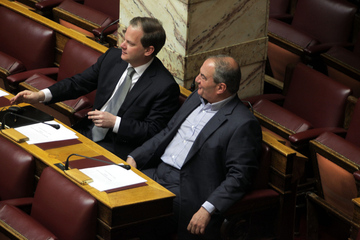 Ο Κώστας Καραμανλής με τον συνονόματό του πρώην πρωθυπουργο στη Βουλή - Φωτογραφία αρχείου Eurokinissi