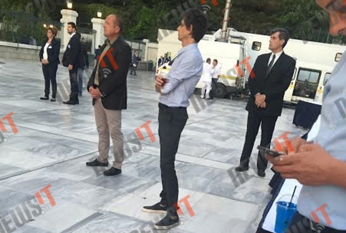 Πίνοντας τσάι με ροδάκινο ο Καρανίκας άκουγε τον Αλέξη Τσίπρα – ΦΩΤΟ