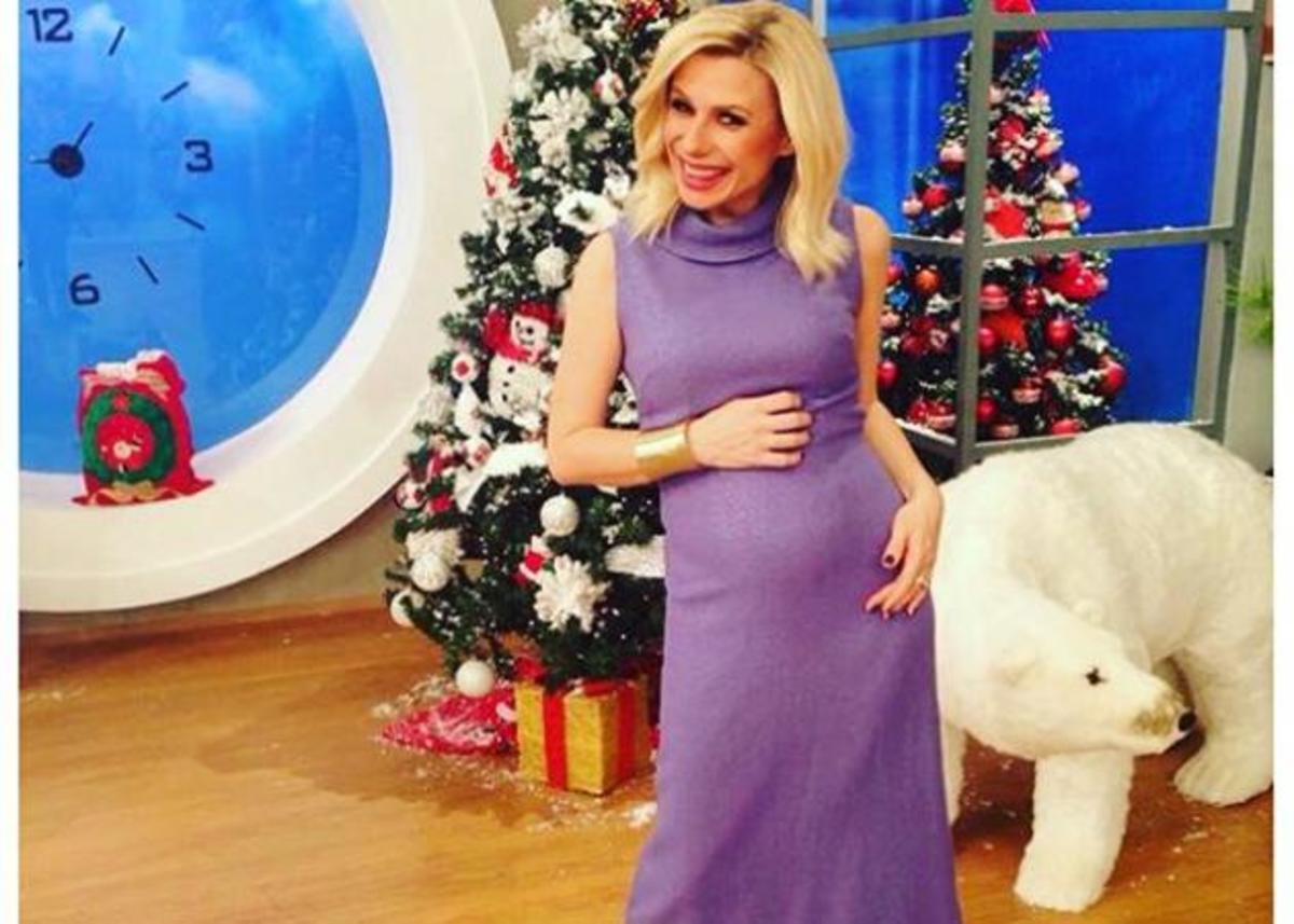 Κατερίνα Καραβάτου: Το μαγικό χριστουγεννιάτικο δέντρο και η … καθυστέρηση στον εορτασμό λόγω ίωσης! Φωτό