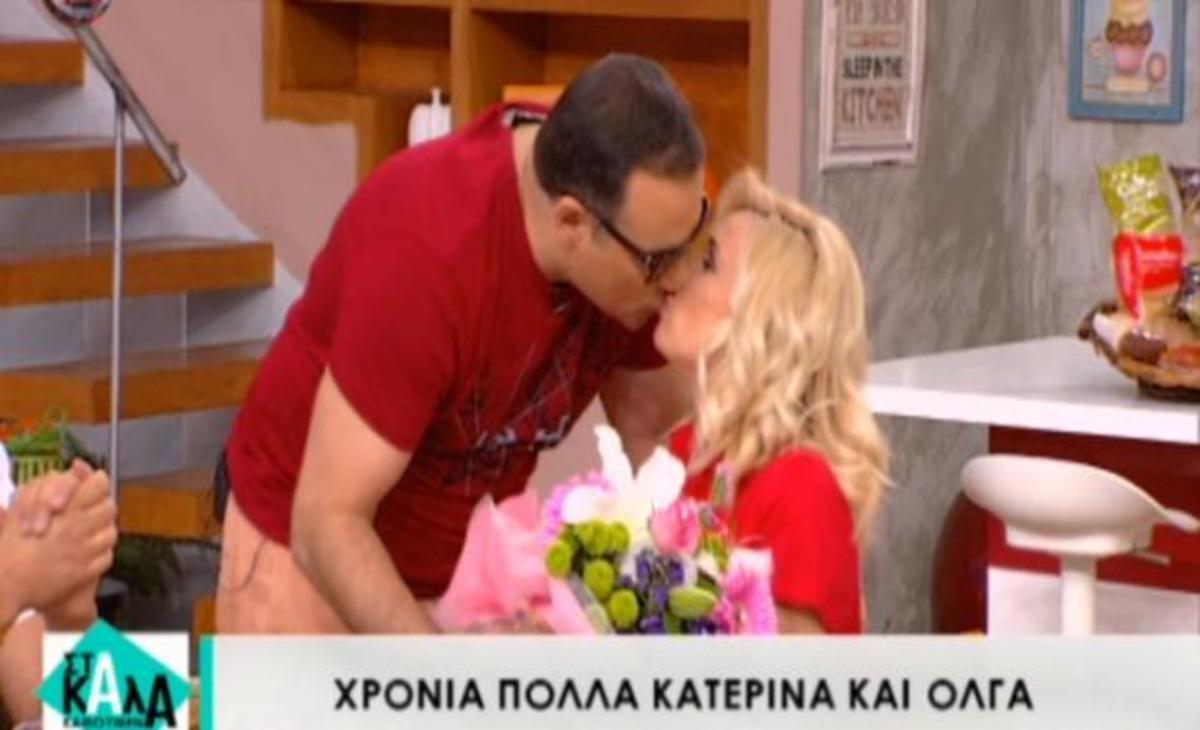 Επέστρεψε η Καραβάτου στην εκπομπή! Με ένα γλυκό φιλί την υποδέχθηκε ο Κατσούλης!