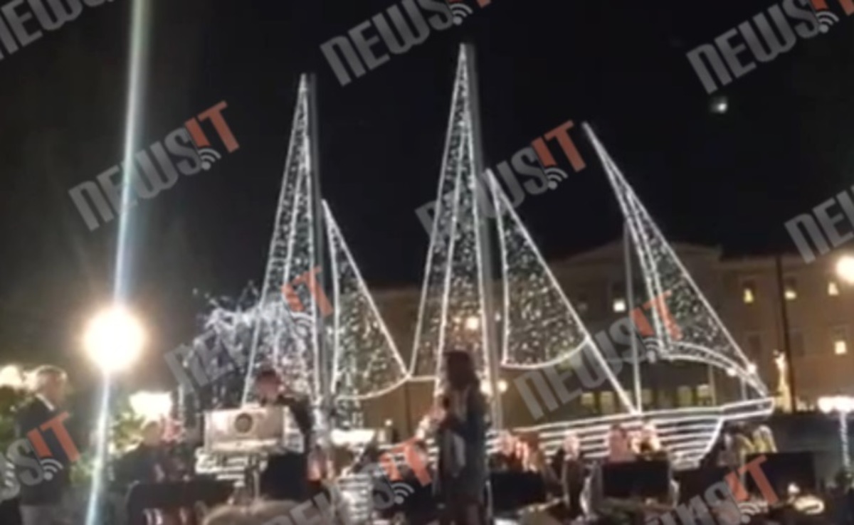Αθήνα: Φωταγωγήθηκε το καράβι