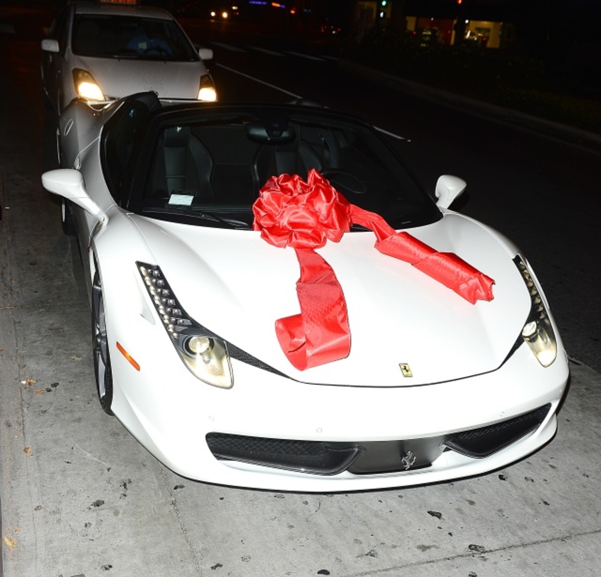 Απίστευτο! Της έκανε δώρο γενεθλίων μια ferrari αξίας 300.000 ευρώ