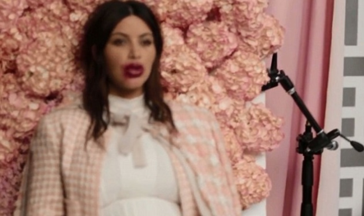 K. Kardashian: Πασαλειμμένη με μαρμελάδα στα παρασκήνια φωτογράφισης, πριν γεννήσει!