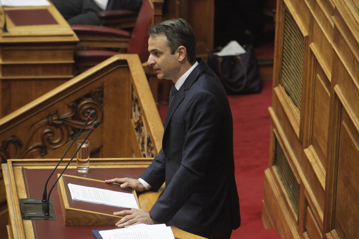 Καρέ – καρέ οι αντιδράσεις Τσίπρα στην ομιλία Μητσοτάκη