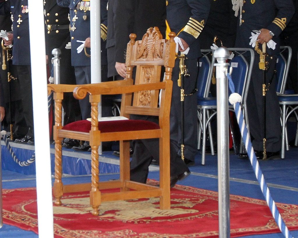 Δείτε ποιος κάθησε στην Προεδρική καρέκλα μόλις αποχώρησε ο Κ.Παπούλιας