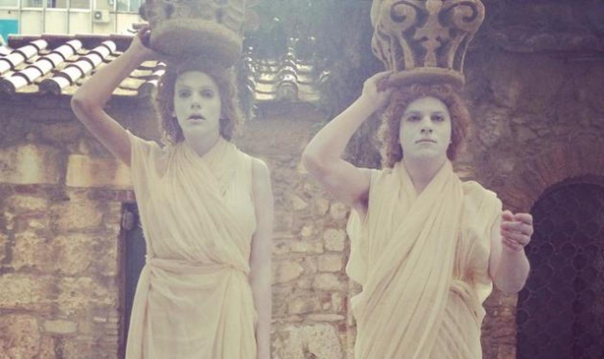 Κώστας Δόξας – Σάσα Σταμάτη: Γιατί μεταμορφώθηκαν σε Καρυάτιδες!