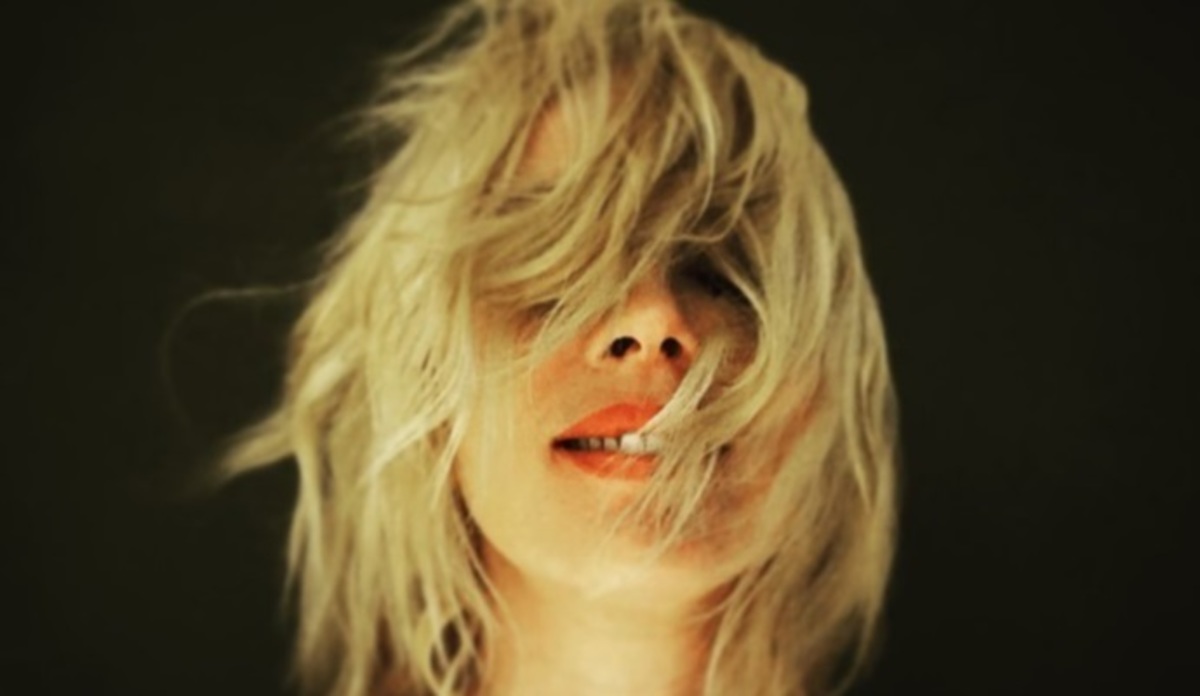 Σμαράγδα Καρύδη: Άβαφη με το μαγιό της «πνιγμένη» στα μαξιλάρια!