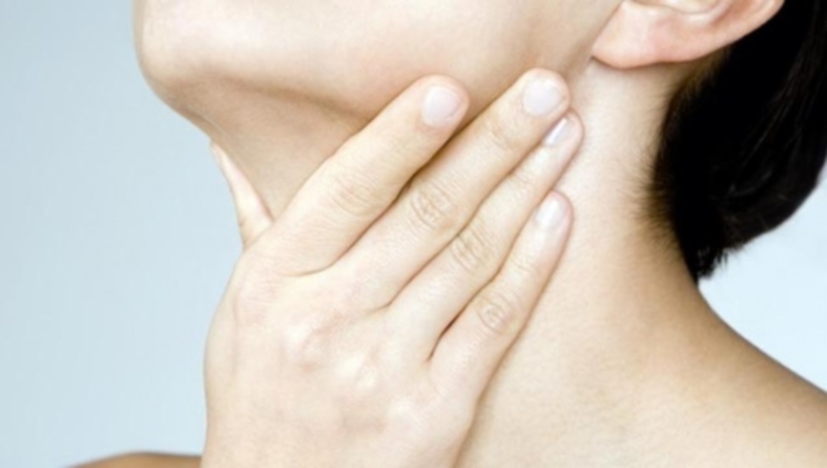 Καρκίνος θυρεοειδούς: Πώς να κάνετε την αυτοεξέταση που μπορεί να σώσει τη ζωή σας (ΒΙΝΤΕΟ)