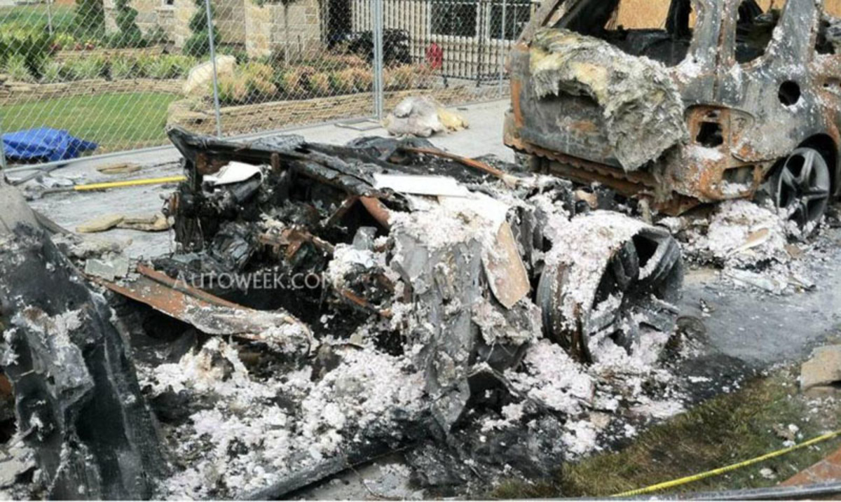 Κάηκε ηλεκτρικό αυτοκίνητο και παραλίγο το σπίτι