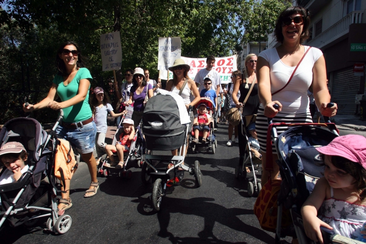 Πορεία μωρών με τις μαμάδες τους στην Αθήνα! – φωτο