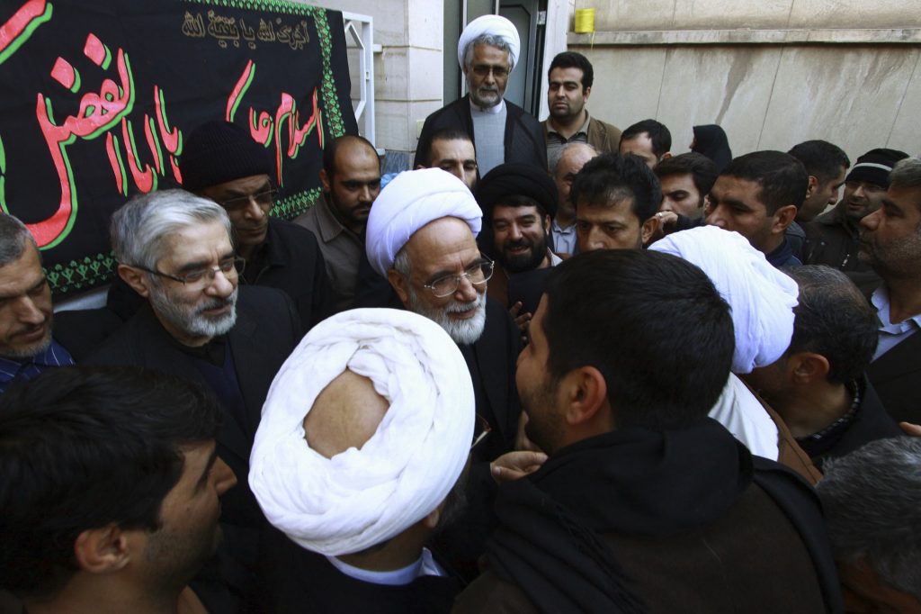 Από δεξιά ένας από τους ηγέτες της αντιπολίτευσης στο Ιράν