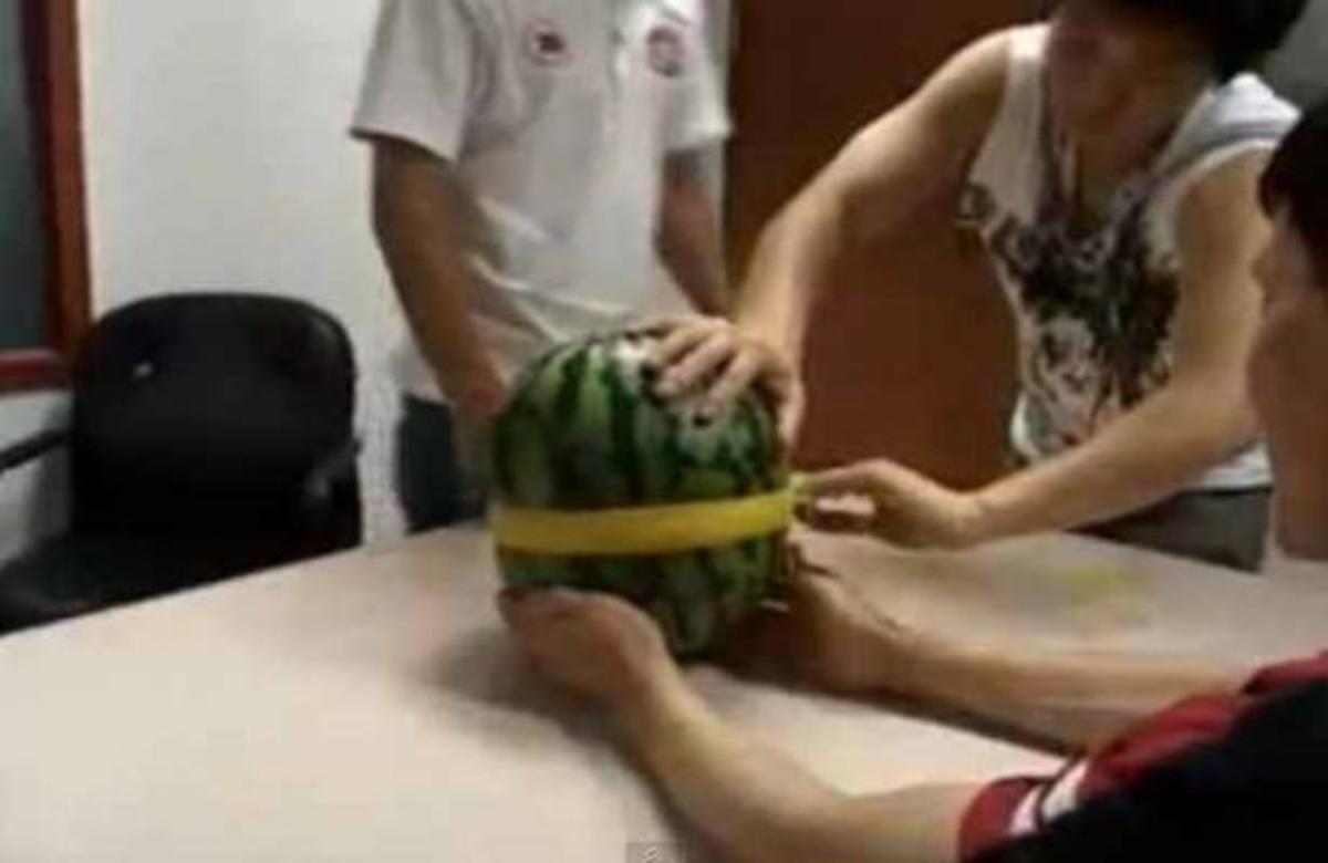 ΔΕΙΤΕ τι θα συμβεί αν βάλουμε στο καρπούζι 500 λαστιχάκια!