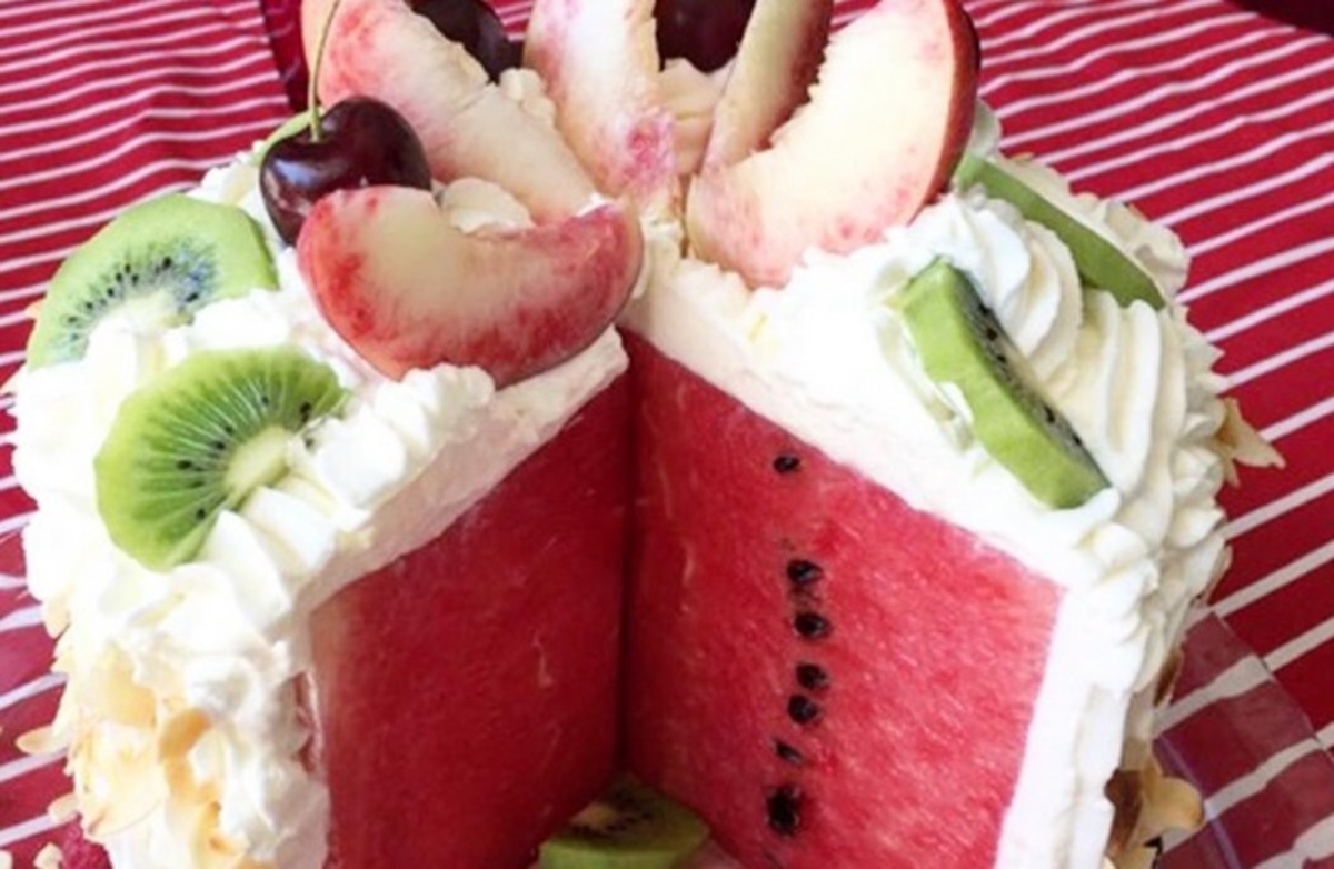 Δεν θα πιστεύετε τι έφτιαξε με ένα καρπούζι ο Άκης Πετρετζίκης!