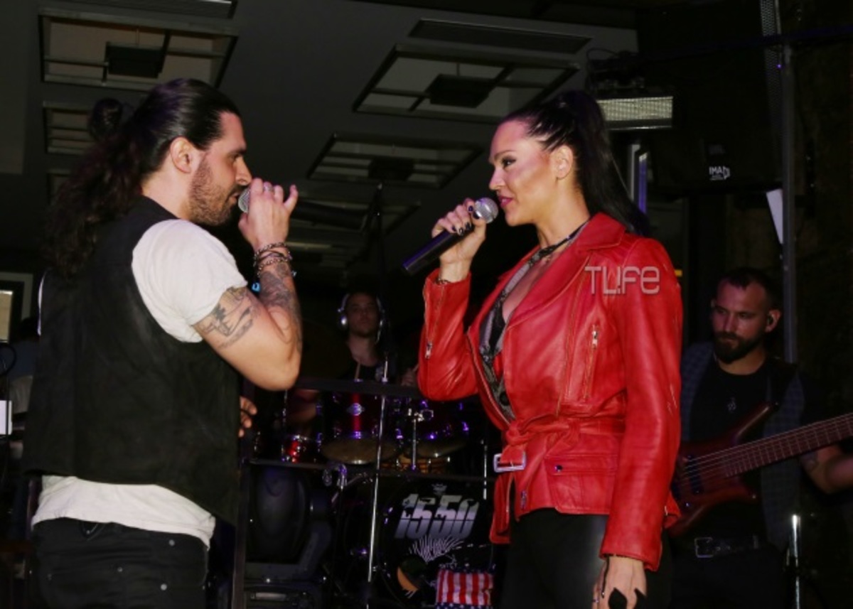 H σέξι εμφάνιση της Καρρά on stage! Δείτε τον σύζυγό της να την καμαρώνει!