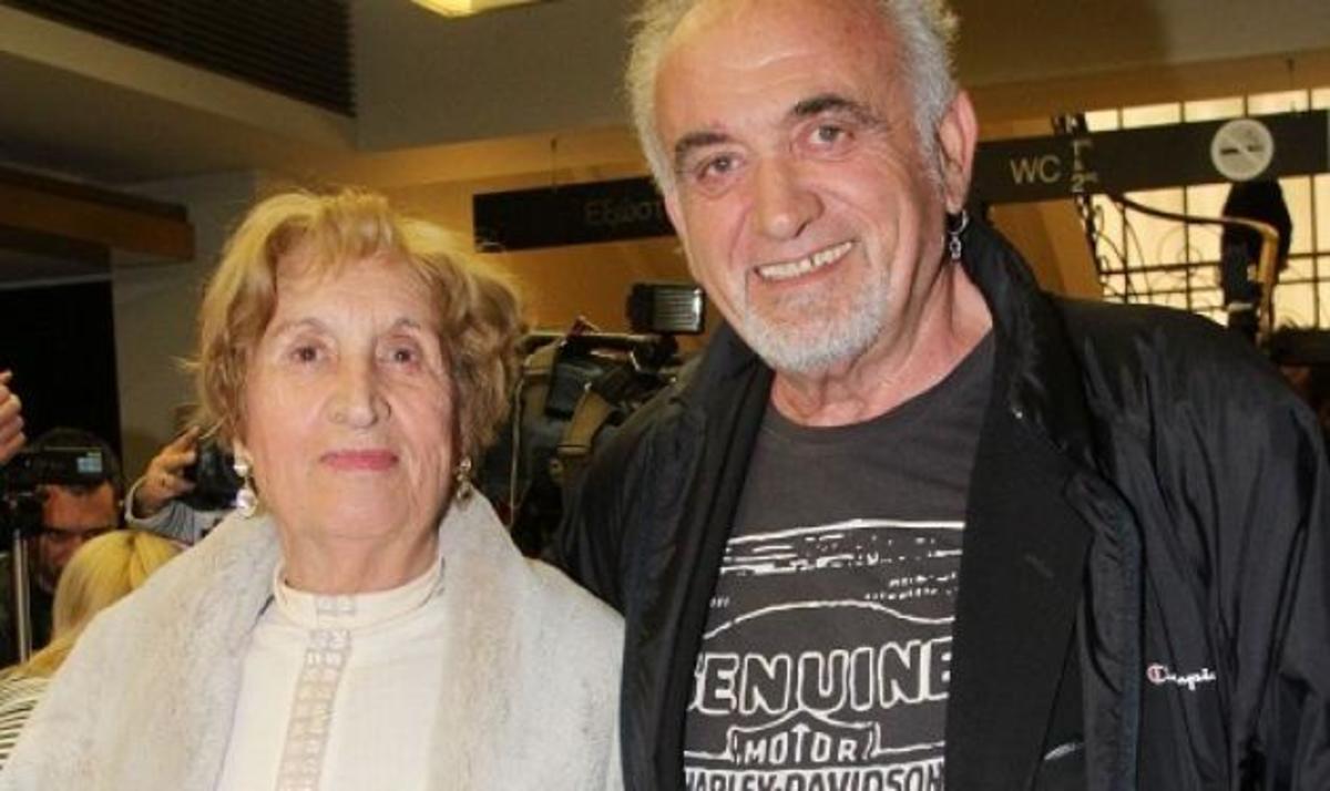 Συντετριμμένος ο Καρβέλας από το θάνατο της μητέρας του – Ποια ήταν η Αγγελική Καρβέλα;