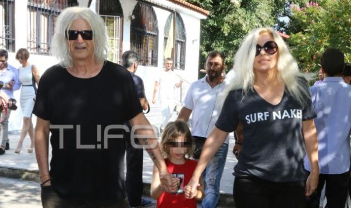 Νίκος Καρβέλας: Πέρασαν τα δύσκολα μετά το θάνατο της μητέρας του