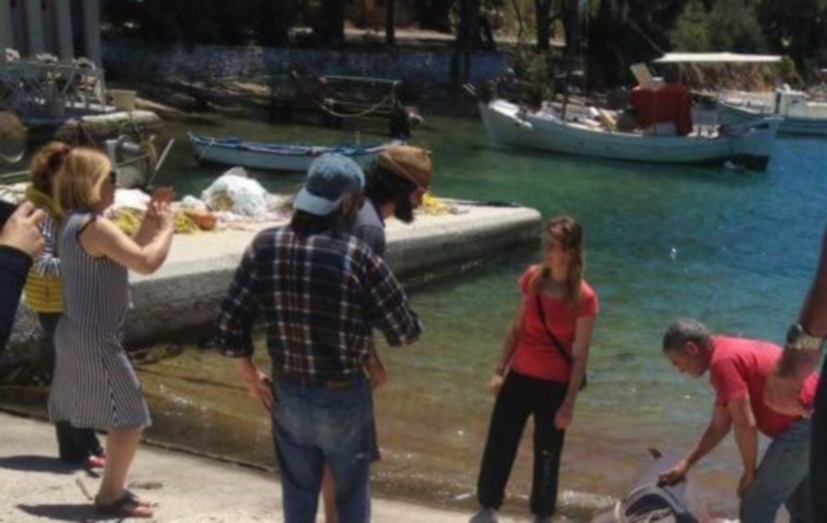 Ιθάκη: Όταν έφερε την ψαριά στο λιμάνι, όλοι ήθελαν να την φωτογραφίσουν [pics]