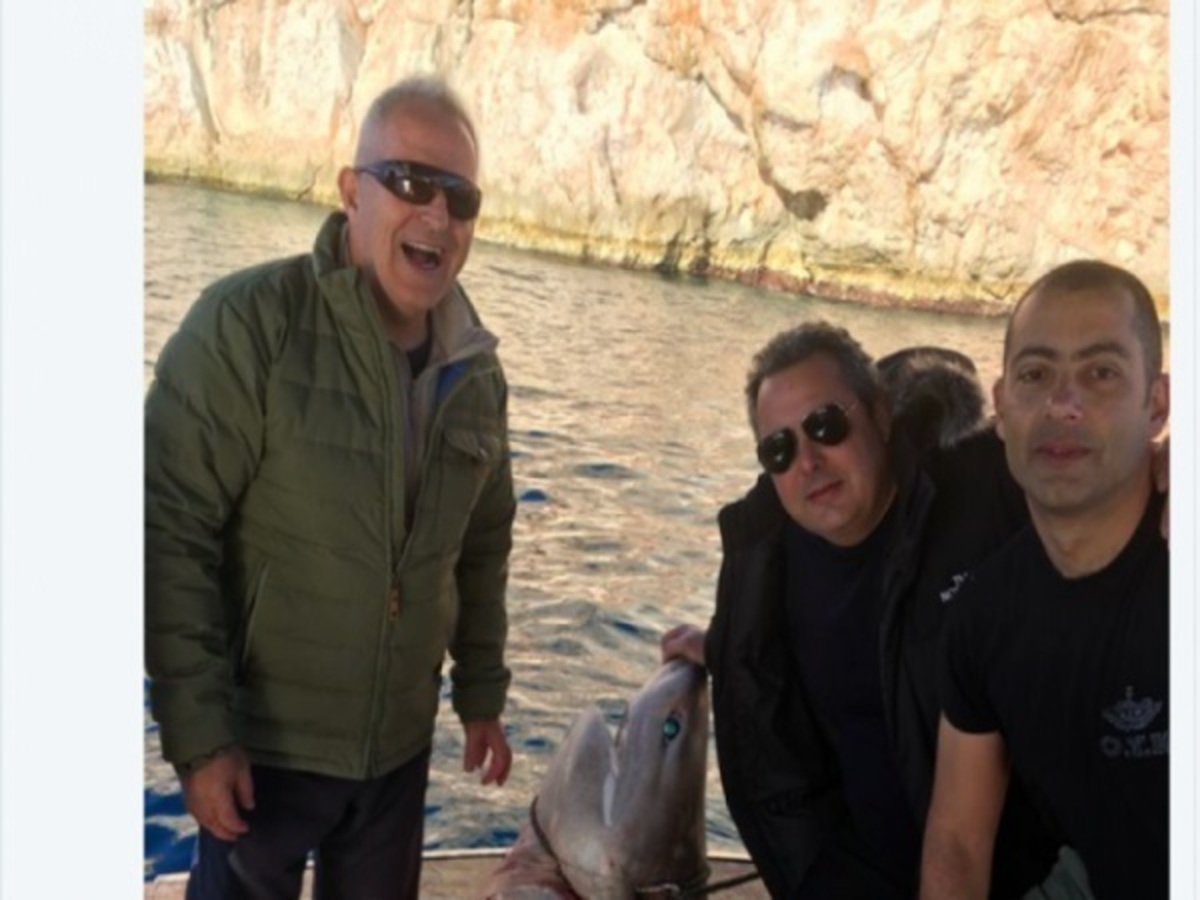 O Καμμένος έπιασε καρχαρία! Φωτό που ανάβει φωτιές